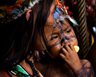 criança indígena comendo