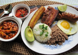 bandeja paisa comida típica da colômbia